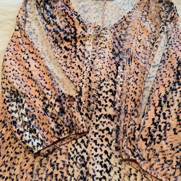 Very cute top with slit sleeves! - Picture 2 of 2